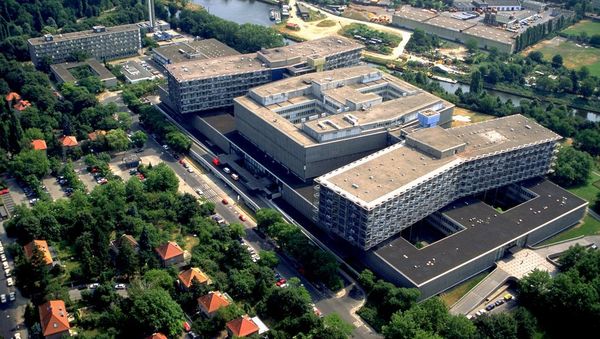 Здание клиники Charite' campus Benjamin Franklin. Архивное фото - Sputnik Азербайджан
