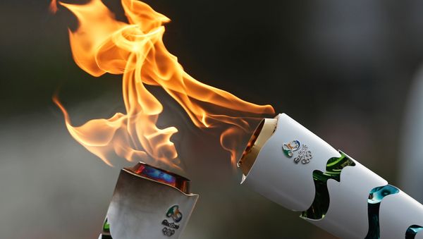 Бразильцы разработали оригинальный и очень интересный дизайн факела: он серебристого цвета, но имеет различные цветные вставки, которые становятся видны, когда факел раскрывается в момент передачи огня. - Sputnik Азербайджан