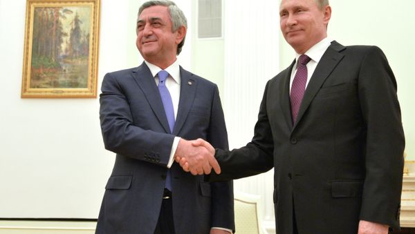 10 марта 2016. Президент России Владимир Путин (справа) и президент Армении Серж Саргсян во время встречи в Кремле. - Sputnik Азербайджан