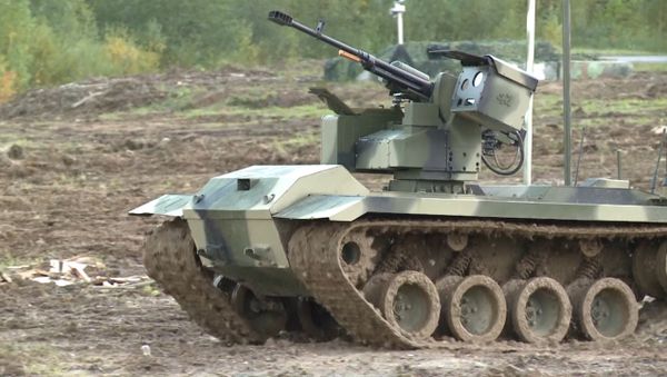 Боевой робот Нерехта стрелял по голосовой команде огонь на  полигоне - Sputnik Азербайджан