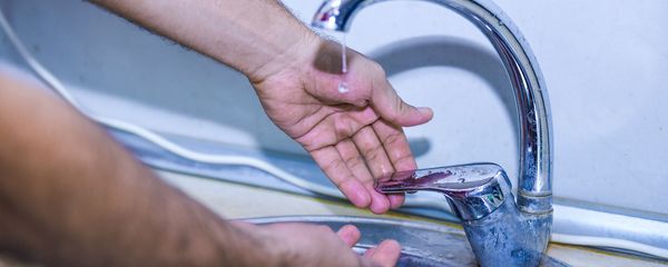 Кухонный водяной кран, архивное фото - Sputnik Азербайджан
