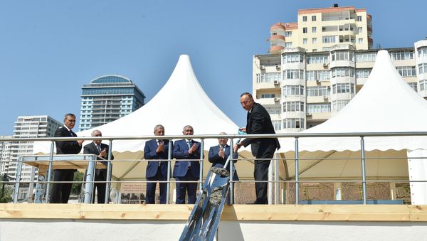 Президент Азербайджана Ильхам Алиев принял участие в закладке фундамента новой дорожно-транспортной инфраструктуры Баку - Sputnik Азербайджан