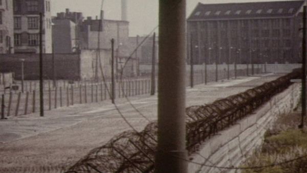 Берлинская стена, на тридцать лет разделившая немецкий народ. Архив - Sputnik Азербайджан
