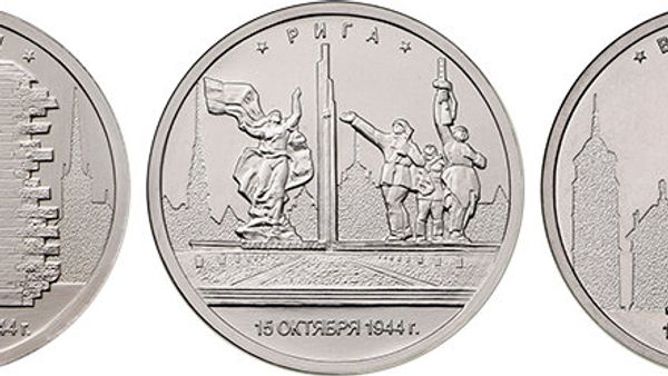 Монеты из серии Города-столицы государств, освобожденные советскими войсками от немецко-фашистских захватчиков с изображением памятников в Таллинне, Риге и Вильнюсе. - Sputnik Азербайджан