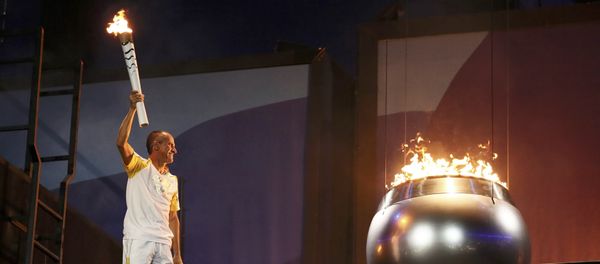 Бразильский бегун-стайер Вандерлей Кордейру зажигает Олимпийский огонь на цереомнии открытия Игр Бразильский бегун-стайер Вандерлей Кордейру зажигает Олимпийский огонь на цереомнии открытия Игр - Sputnik Азербайджан