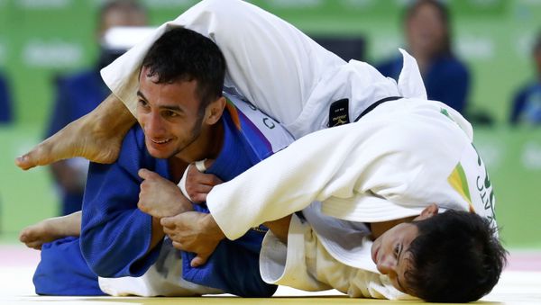 В схватке за бронзовую медаль Орхан Сафаров проиграл экс-чемпиону мира Наохиса Такато из Японии - Sputnik Азербайджан