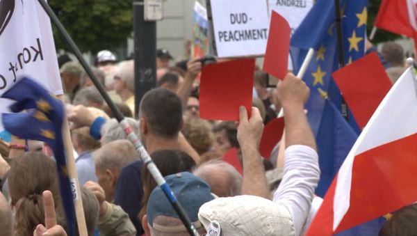 Сотни жителей Варшавы вышли на митинг против президента Польши Анджея Дуды - Sputnik Азербайджан