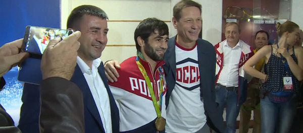 Первый российский чемпион ОИ-2016 показал завоеванную золотую медаль - Sputnik Азербайджан