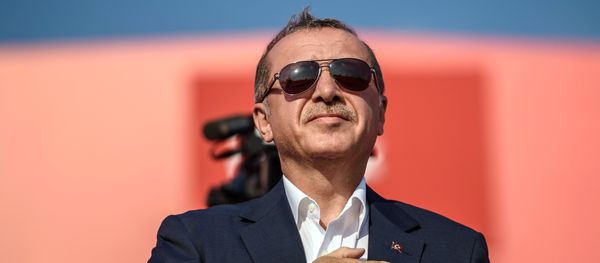 Президент Турции Реджеп Тайип Эрдоган приветствует участников митинга в Стамбуле - Sputnik Азербайджан