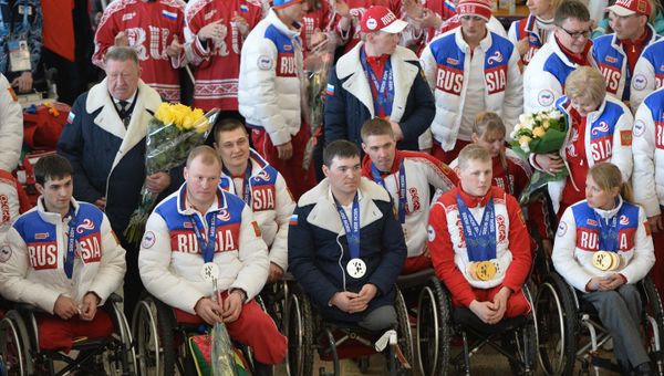Торжественная встреча паралимпийской сборной команды России в московском аэропорту Шереметьево. 18 марта 2014 года - Sputnik Азербайджан