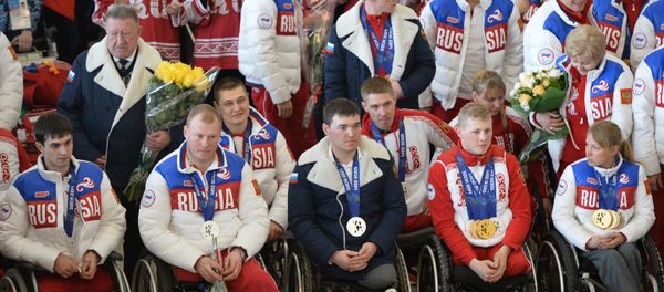 Торжественная встреча паралимпийской сборной команды России в московском аэропорту Шереметьево. 18 марта 2014 года - Sputnik Азербайджан