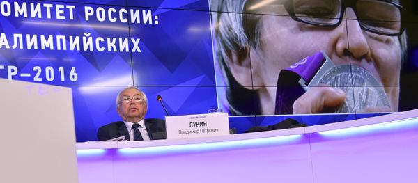 Глава Паралимпийского комитета России Владимир Лукин проводит пресс-конференцию по итогам решения Международного паралимпийского комитета - Sputnik Азербайджан