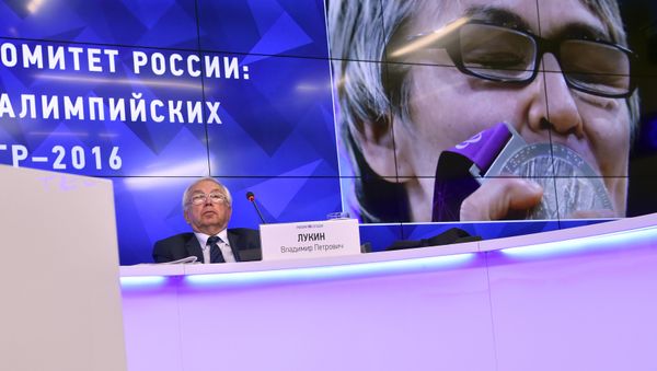 Глава Паралимпийского комитета России Владимир Лукин проводит пресс-конференцию по итогам решения Международного паралимпийского комитета - Sputnik Азербайджан