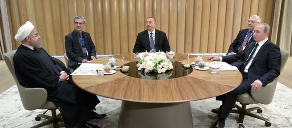 8 августа 2016. Президент России Владимир Путин (справа), президент Азербайджанской Республики Ильхам Алиев (в центре) и президент Исламской Республики Иран Хасан Рухани (слева) во время трехсторонней встречи в Центре Гейдара Алиева в Баку - Sputnik Азербайджан