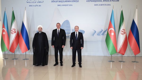 8 августа 2016. Президент России Владимир Путин, президент Азербайджанской Республики Ильхам Алиев и президент Исламской Республики Иран Хасан Рухани (справа налево) во время фотографирования перед началом трехсторонней встречи в Центре Гейдара Алиева в Баку - Sputnik Азербайджан