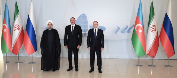 8 августа 2016. Президент России Владимир Путин, президент Азербайджанской Республики Ильхам Алиев и президент Исламской Республики Иран Хасан Рухани (справа налево) во время фотографирования перед началом трехсторонней встречи в Центре Гейдара Алиева в Баку - Sputnik Азербайджан