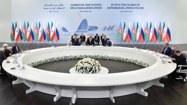 Подписание документов после трехсторонней встречи президентов Азербайджана, Ирана и России. Баку, 8 августа 2016 года - Sputnik Азербайджан