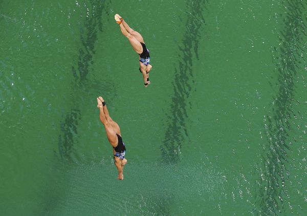 Прыжки в воду 10 м, синхронный трамплин. Малазийские спортсменки Чонг Юн Хун и Панделела Ринонг - Sputnik Азербайджан