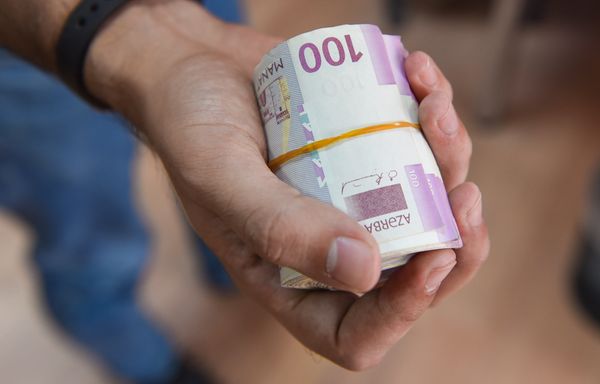 Серии 2005, 2009 и 2017-2018 годов решены в стилистике, сходной с банкнотами евро образца 2002 года (кроме банкноты номиналом 200 манат), а банкноты образца 2020-2021 годов — в стилистике, сходной с серией банкнот евро образца 2013 года (наиболее заметное сходство - расположение номинала на аверсе). - Sputnik Азербайджан