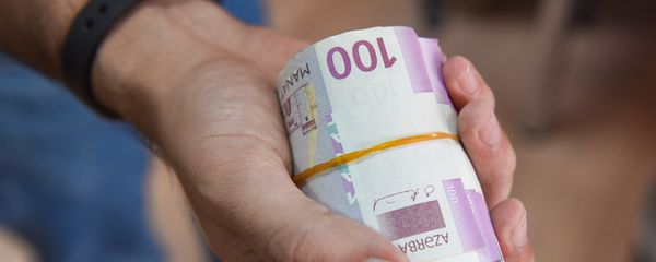 Пачка азербайджанских манатов в руке. Архивное фото Пачка азербайджанских манатов в руке. Архивное фото - Sputnik Азербайджан