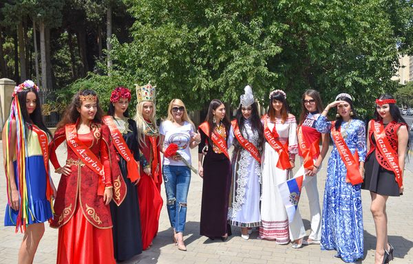Участницы конкурса Miss Union-2016 возложили цветы к могиле Гейдара Алиева - Sputnik Азербайджан