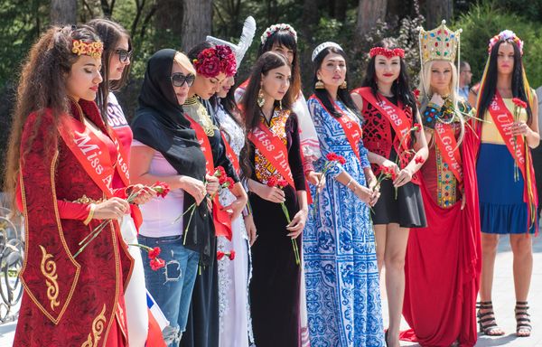 Участницы конкурса Miss Union-2016 возложили цветы к могиле Гейдара Алиева - Sputnik Азербайджан