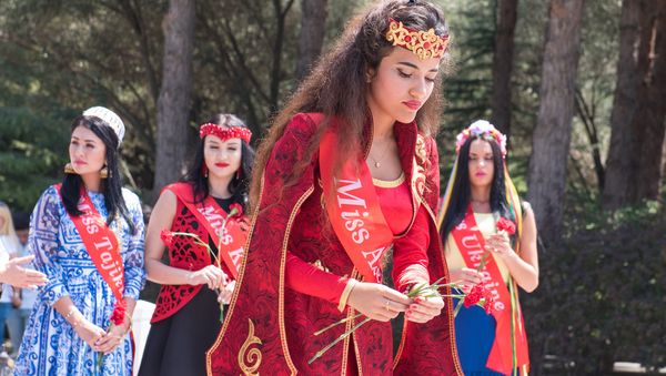 Участницы конкурса Miss Union-2016 возложили цветы к могиле Гейдара Алиева - Sputnik Азербайджан