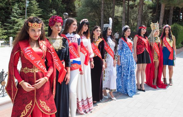 Участницы конкурса Miss Union-2016 возложили цветы к могиле Гейдара Алиева - Sputnik Азербайджан