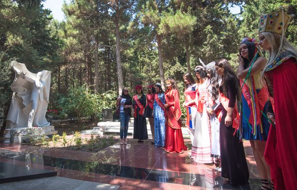Участницы конкурса Miss Union-2016 возложили цветы к могиле Гейдара Алиева - Sputnik Азербайджан
