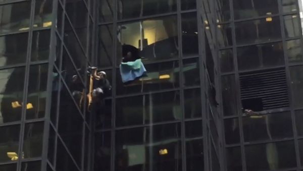 В Нью-Йорке мужчина взобрался на небоскреб Trump tower - Sputnik Азербайджан