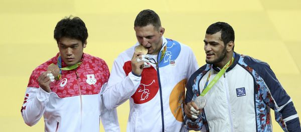 Дзюдо. Церемония награждения. Справа налево: Эльмар Гасымов, Лукас Крпалек (Чехия) и Рюносукэ Хага (Япония) - Sputnik Азербайджан