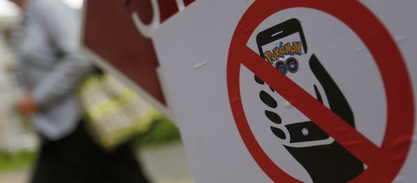 Запрещающий знак Здесь нельзя играть в Pokemon Go. Архивное фото - Sputnik Азербайджан
