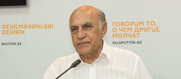 Политолог Фикрет Садыхов на заседании Клуба политологов - Sputnik Азербайджан