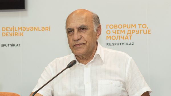 Политолог Фикрет Садыхов на заседании Клуба политологов - Sputnik Азербайджан