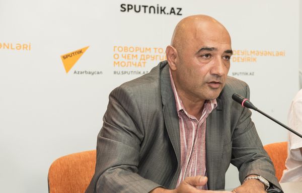 Политолог Тофиг Аббасов на 45-м заседании Клуба политологов Южный Кавказ на тему Итоги саммитов президентов в Баку и Санкт-Петербурге для региона - Sputnik Азербайджан