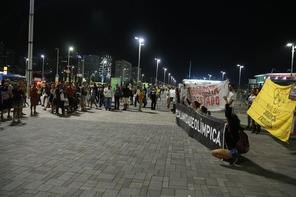 Акция протеста в Олимпийском парке Рио-де-Жанейро Акция протеста в Олимпийском парке Рио-де-Жанейро - Sputnik Азербайджан