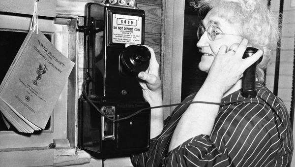 Женщина говорит по телефону. США, штат Мэн, город Рипли. 24 июля 1948 года - Sputnik Азербайджан