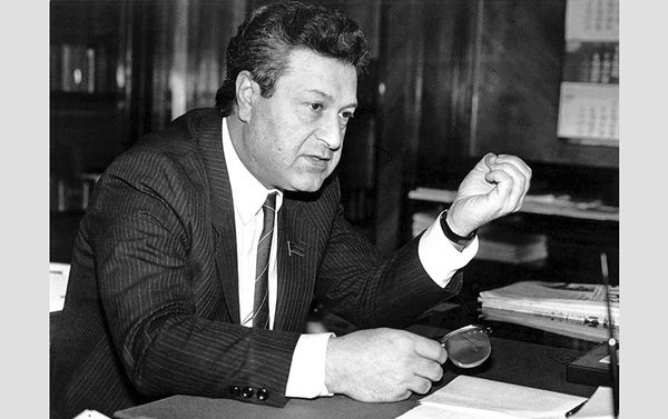 Председатель Совмина АзССР А.Муталлибов в своем рабочем кабинете. 1989 год - Sputnik Азербайджан