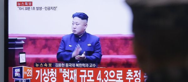 Южнокорейский солдат смотрит на экране телевизора выступление лидера Северной Кореи Ким Чен Ына. Сеул, 6 января 2016 года - Sputnik Азербайджан