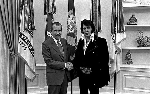 Фотография Элвиса Пресли с президентом США Ричардом Никсоном - самая востребованная в Национальном архиве США; по популярности она опережает изображения высадки американских астронавтов на Луну и подписанных в XVIII веке Декларации независимости США от Великобритании и Билля о правах. - Sputnik Азербайджан