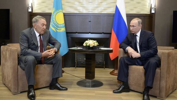 16 августа 2016. Президент России Владимир Путин (справа) и президент Казахстана Нурсултан Назарбаев во время встречи в резиденции Бочаров ручей Сочи. - Sputnik Азербайджан