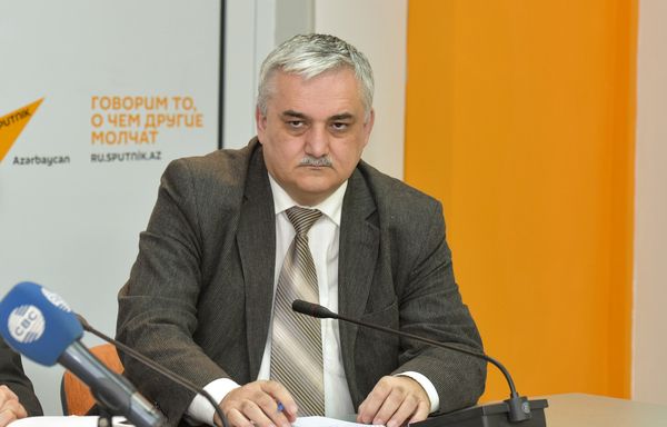 Экономический обозреватель Фуад Ализаде в Мультимедийном пресс-центре Sputnik Азербайджан. Баку,  11 мая 2016 года - Sputnik Азербайджан