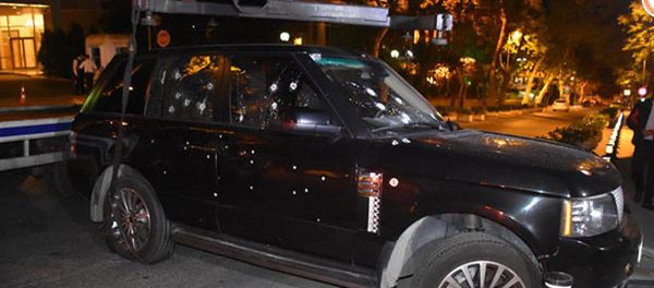 Простреленный автомобиль Ровшана Лянкяранского - Sputnik Азербайджан