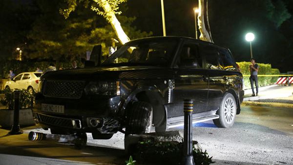 Автомобиль Ровшана Лянкяранского на месте кровавой перестрелки в Стамбуле - Sputnik Азербайджан