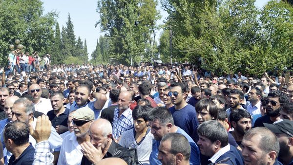 Лянкяранцы проводили Джаниева, рассыпая на его последнем пути гвоздики - Sputnik Азербайджан