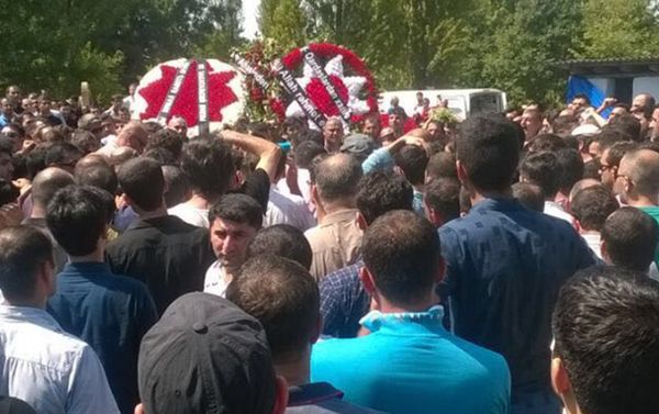 Сегодня жители Лянкярана простились со своим земляком, известным криминальным авторитетом Ровшаном Джаниевым - Sputnik Азербайджан