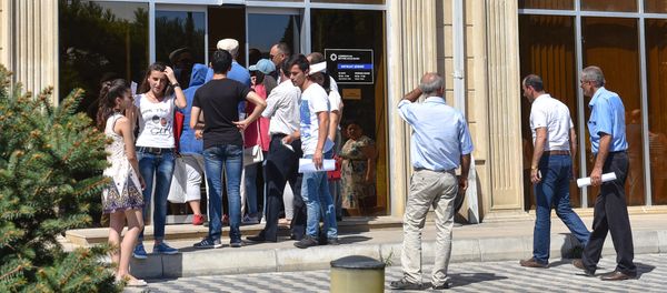 Beynəlxalq Bankın Mətbuat filialı qarşısındakı növbə - Sputnik Азербайджан