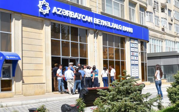 Очередь перед отделением Международного банка Азербайджана - Sputnik Азербайджан