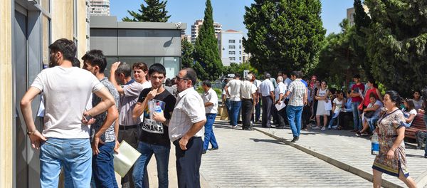 Beynəlxalq Bankın Mətbuat filialı qarşısında növbə - Sputnik Азербайджан