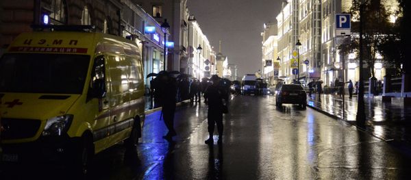 Мужчина угрожает устроить взрыв в отделении банка в центре Москвы - Sputnik Азербайджан